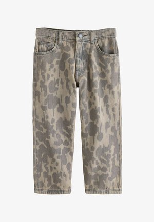 Vaikiški tiesaus kirpimo džinsai su pilku ir smėlio spalvos kamufliažo raštu, sagos užsegimu, diržo kilpomis ir priekinių kišenių dizainu ant balto fono.