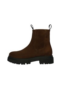 Botas de tobillo de ante marrón con paneles laterales elásticos y lengüetas, que cuentan con una suela de goma negra robusta con un patrón de relieve profundo.