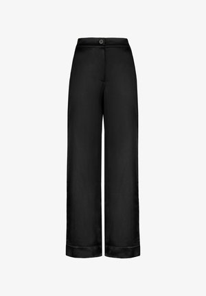 Czarne, szerokie spodnie z wysokim stanem, z przodu zapinane na guziki, z mankietami u dołu nogawek, wykonane z gładkiego materiału, bez widocznych kieszeni i wzorów.