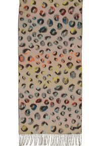 Luipaardprint sjaal van zacht materiaal, met een beige achtergrond en kleurrijke vlekken in grijs, zwart, blauw, rood en groen. Franjes aan de randen.