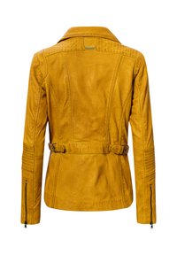 Gelbe Lederjacke mit einem strukturierten Kragen, gerippten Akzenten an den Ärmeln, tailliertem Bund und Reißverschlussmanschetten. Glatte Textur.