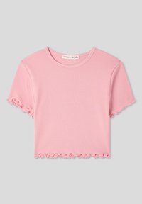 T-shirt rosa a righe con maniche corte e colletto rotondo. Presenta bordi volant sulle maniche e sull'orlo inferiore. Tessuto morbido e strutturato.