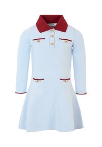 Abito lavorato a maglia blu con colletto rosso, dotato di bottoni dorati e dettagli rossi sulle tasche. Maniche lunghe e design a gonna svasata.