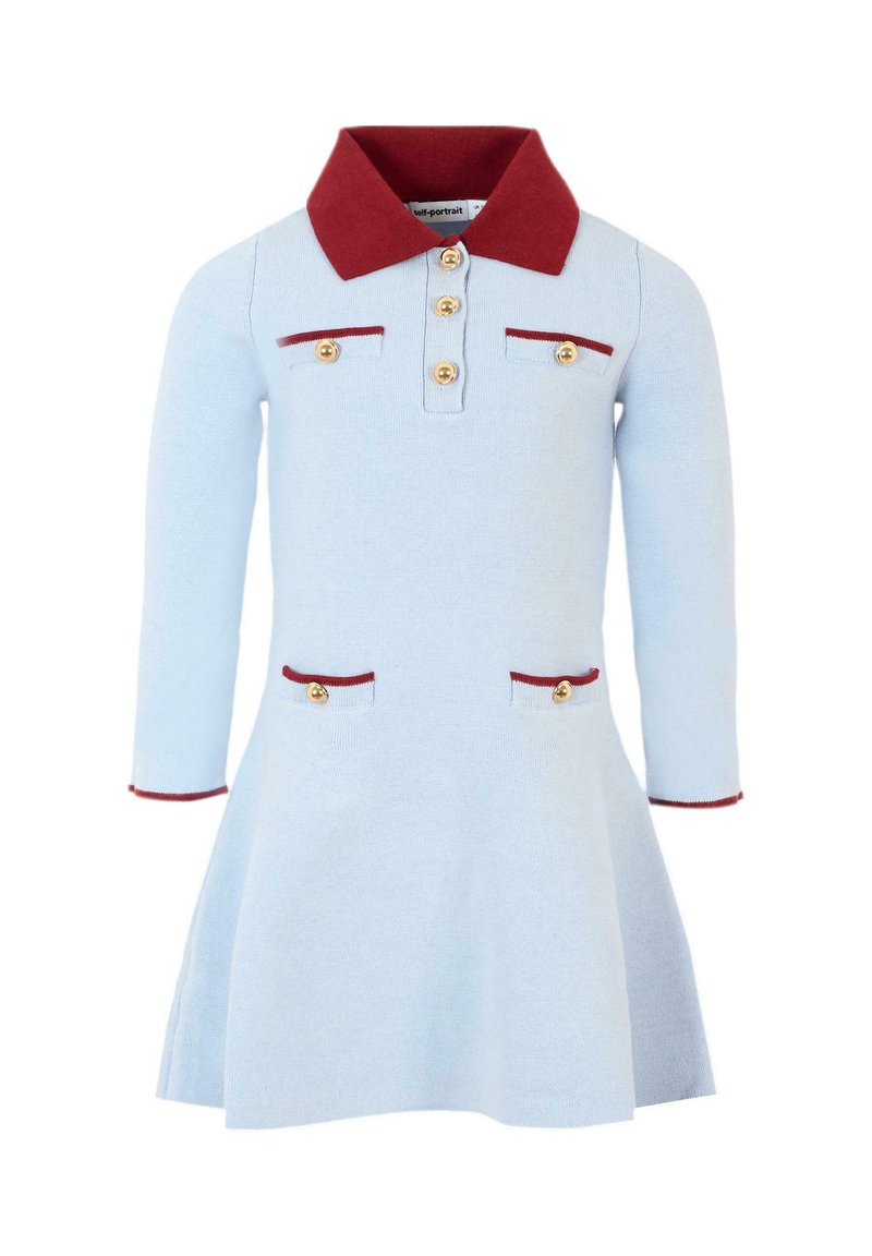 Abito lavorato a maglia blu con colletto rosso, dotato di bottoni dorati e dettagli rossi sulle tasche. Maniche lunghe e design a gonna svasata.