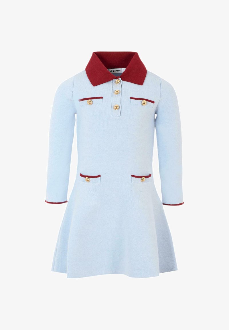 Abito lavorato a maglia blu con colletto rosso, dotato di bottoni dorati e dettagli rossi sulle tasche. Maniche lunghe e design a gonna svasata.