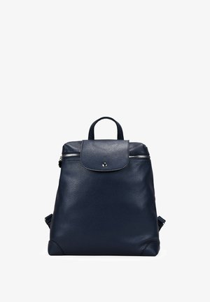 Mochila de cuero azul marino con un acabado texturizado, asa superior, cierre con cremallera y solapa con botón de presión. Tirantes ajustables.