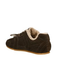 Scarpa in suede marrone con interno in fleece crema, punta arrotondata, lacci davanti e dettagli di cucitura minimi sui lati. Suola in gomma.
