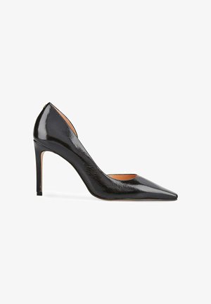 Escarpin stiletto à bout pointu en cuir verni noir, à talon haut et ligne supérieure légèrement incurvée.