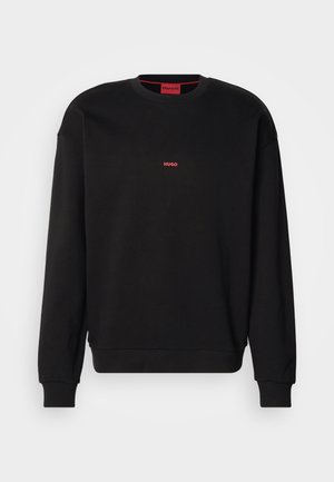 Sudadera negra de material suave con cuello redondo, puños acanalados y un pequeño logo rojo "HUGO" en el pecho. Diseño sencillo.