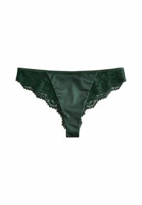Thong verde din satin, cu detalii complicate din dantel�ă de-a lungul taliei și deschiderilor pentru picioare. Are o finisare netedă și o margine delicată cu volane.