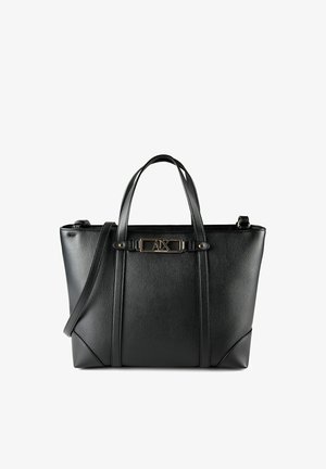 Borsa tote in pelle nera con doppie maniglie, tracolla regolabile e targhetta con logo AX in metallo dorato sul davanti.