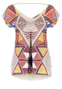 Top a maniche corte con scollatura a V, caratterizzato da un motivo geometrico in colori caldi, principalmente arancione e marrone, con accenti blu a contrasto.