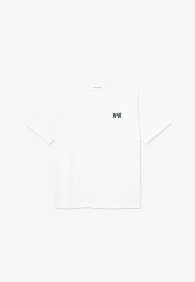 Hvit bomulls-T-skjorte med en liten grønn "WWW"-logo på venstre bryst, standard rund hals og korte ermer.