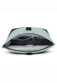 Sac d'ordinateur portable vert à motifs avec un dessus noir, fermeture éclair et intérieur gris. Dispose de poches internes et d'un compartiment rembourré pour la protection.