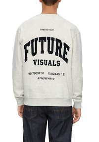 Grauer Kapuzenpullover mit schwarzem Text "GESTALTE DEINE ZUKUNFT VISUALS" und Koordinaten auf der Rückseite. Gerippte Bündchen und Saum, aus Baumwollmischgewebe.