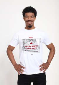 Weißes T-Shirt mit einem schwarzen und roten grafischen Kartenmotiv mit Koordinaten, beschriftet mit "DURHAM MOUNTAINEERING", aus glattem Baumwollmaterial.