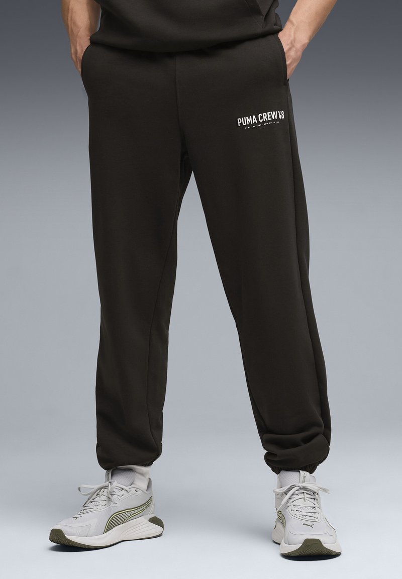 Puma GRAPHICS TRAINING JOGGING - Teplákové kalhoty - black