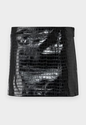 Bolso de mano compacto y rectangular de vinilo negro brillante con un patrón de piel de cocodrilo, textura suave y cierre con cremallera en la parte superior.