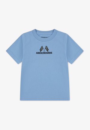 T-shirt bleu clair à manches courtes avec col rond et drapeaux de course noirs au-dessus du mot « ABERCROMBIE » centré sur la poitrine.
