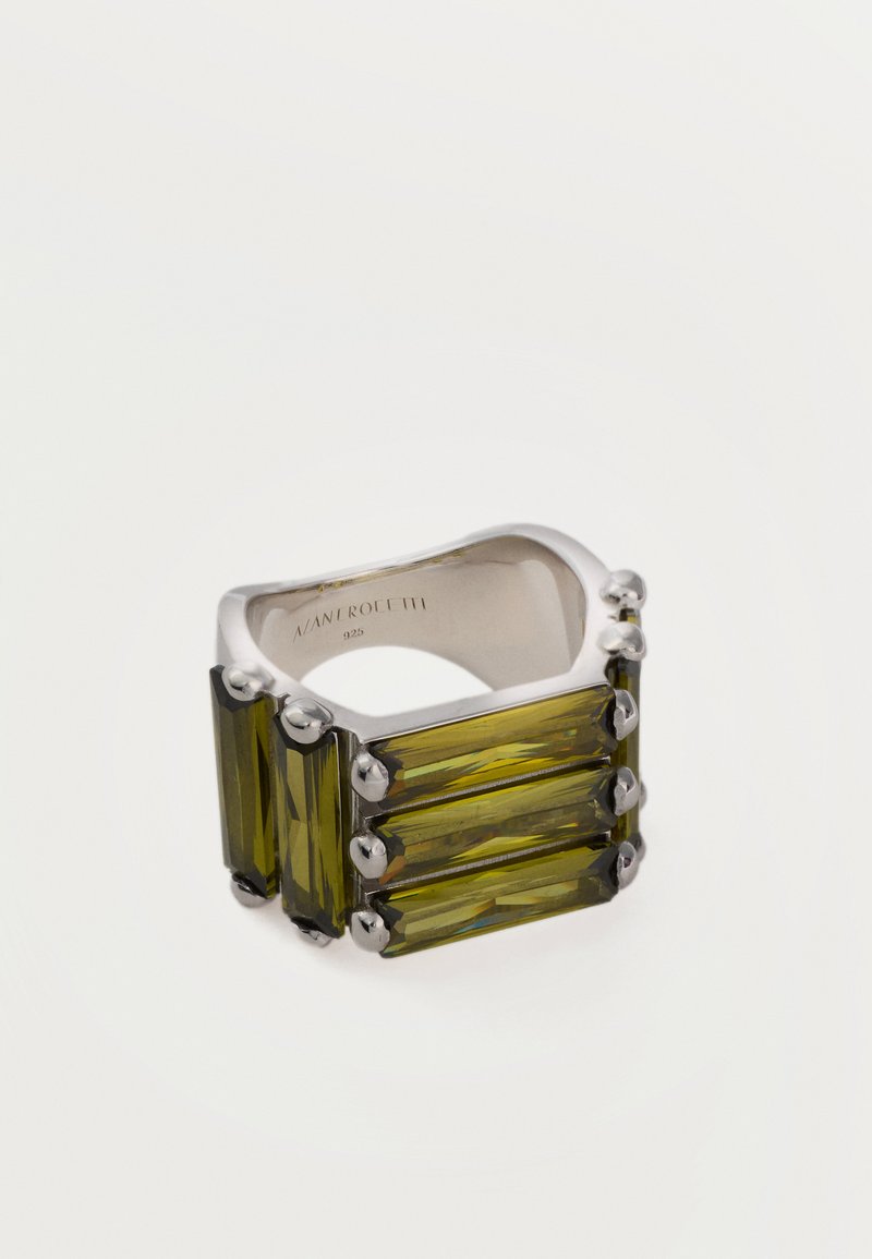 Bague en argent avec une large bande rectangulaire ornée de trois pierres précieuses rectangulaires horizontales et deux verticales de couleur vert olive.