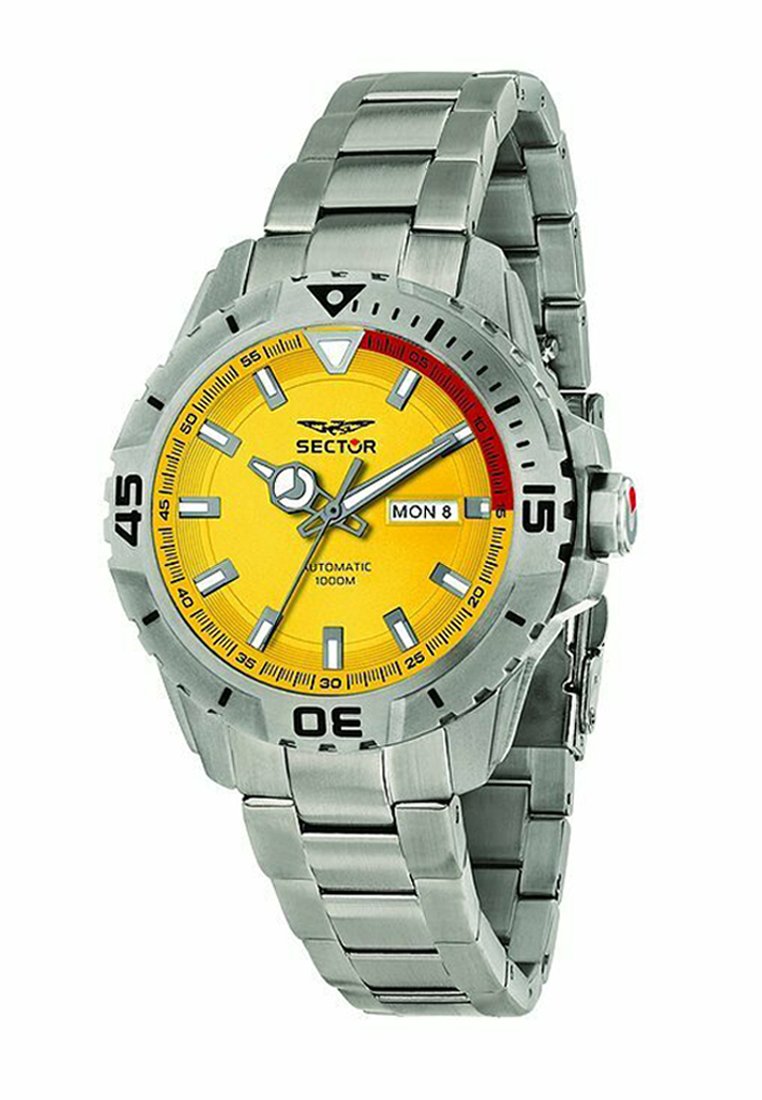Orologio in metallo argento con quadrante giallo, dettagli rossi e bracciale in acciaio inossidabile. Presenta un display della data e resistenza all'acqua fino a 1000 metri.