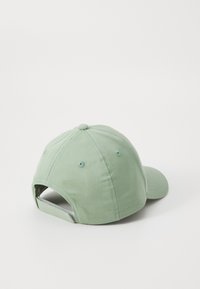 Grüne Baumwoll-Baseballmütze mit gebogenem Schild, verstellbarem Riemen hinten und sechsseitigem Design. Verfügt über Belüftungsösen auf jedem Panel.