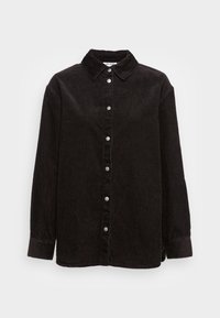 Camisa de veludo cotelê preta com colarinho, mangas longas e botões de pressão prateados na frente. Textura com riscas verticais em toda a peça.