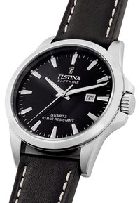 Montre en quartz noire avec un boîtier rond en acier inoxydable, cristal saphir et bracelet en cuir noir. Présente des index horaires blancs et un affichage de la date.