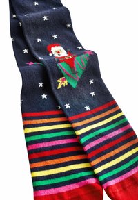 Strikkede sokker med en navy baggrund, prydet med et Santa-motiv og hvide stjerner, stribet i lyse farver ved tå og hæl.