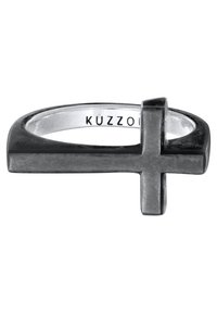 Anello in metallo nero con un audace design a croce. Texture liscia con un interno lucido e il nome del marchio inciso. Forma rettangolare.