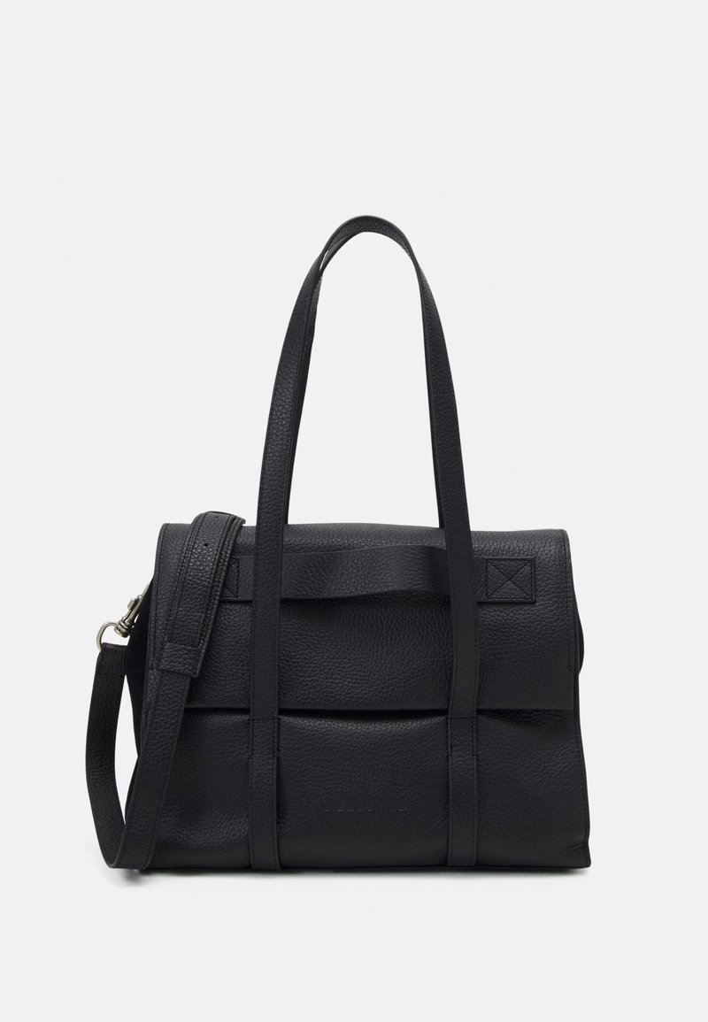 Sac à main en cuir noir texturé avec deux longues anses et une bandoulière réglable sur un fond clair uni.