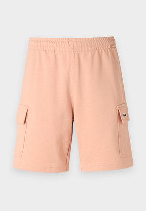 Svetlo roza kratke hlače iz bombažne mešanice s elastičnim pasom, dvema stranskima žepoma in zelenim logotipom.