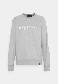 Sweat-shirt gris clair à col rond avec manches longues et texte blanc "BELSTAFF ENGLAND 1924" sur la poitrine.
