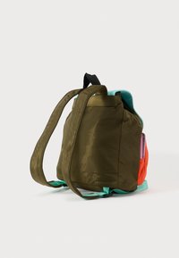 Sac à dos vert olive avec une doublure aqua, doté d'une poche accent corail et de bretelles réglables. Texture lisse avec une finition douce.