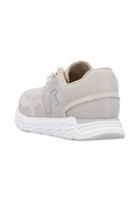 Baskets de sport beige clair avec tige en maille, semelle en caoutchouc blanc et accents gris. Présente une semelle extérieure rembourrée et un design à lacets.