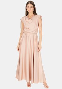 Długa sukienka w odcieniu bladoróżowym, wykonana z gładkiego materiału, z dekoltem w stylu cowl, krótkimi rękawami, marszczoną talią i zwiewnym dołem. Posiada związane akcenty na ramionach.