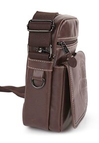 Bolso de cuero marrón cruzado con un acabado suave, correa ajustable, herrajes plateados, bolsillo con tapa en la parte frontal y costuras decorativas en blanco.