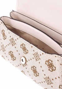 Clutch in tessuto bianco con un motivo testurizzato dorato, dotato di una chiusura a scatto frontale, due scomparti interni e una fodera beige liscia.