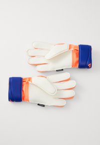 Guantes de portero con palmas blancas y acentos naranjas. Cuentan con una correa azul para la muñeca y un material suave y flexible para un mejor agarre y protección.