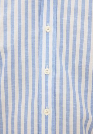 Lichtblauw en wit gestreept stof met verticale strepen en drie witte knopen met vier gaten, in een verticale lijn genaaid.