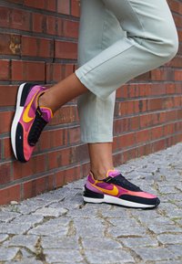 Nike Sportswear W NIKE WAFFLE ONE - Sapatilhas - active fuchsia/universe gold/black/coconut milk/metallic silver/orange