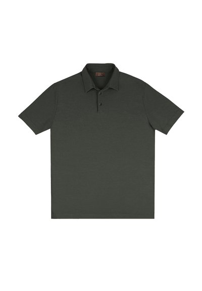 Polo de color verde oscuro, hecho de algodón, con un collar clásico, tres botones y mangas cortas. Textura suave y diseño simple.