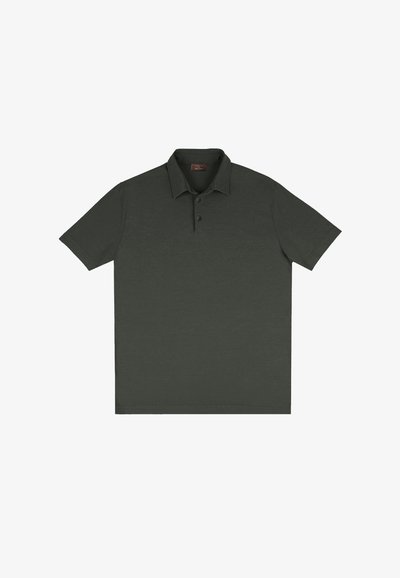 Polo de color verde oscuro, hecho de algodón, con un collar clásico, tres botones y mangas cortas. Textura suave y diseño simple.