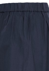Tissu bleu marine avec une ceinture élastique, présentant des plis froncés et une texture lisse.