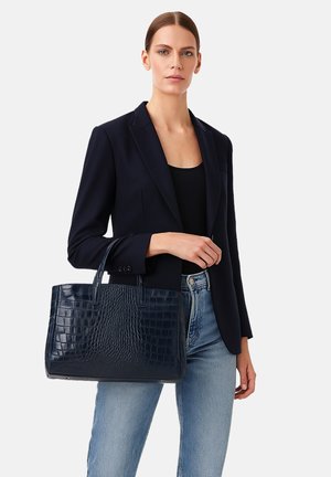 Borsa tote in ecopelle coccodrillo blu navy con due manici robusti, forma rettangolare, texture liscia e chiusura con zip sulla parte superiore.
