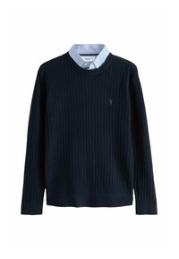 Marineblaues, geripptes Strickpullover mit Rundhalsausschnitt und langen Ärmeln, über einem hellblauen Hemd mit Kragen getragen. Dezentes Logo auf der Brust.