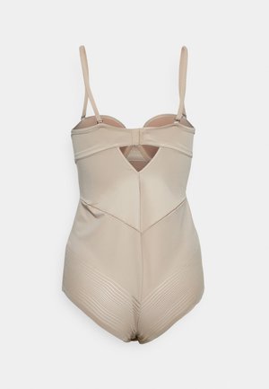 Beige heldrakt med formende effekt, justerbare skulderstropper, kroklukking bak og teksturerte paneler på nederste del.