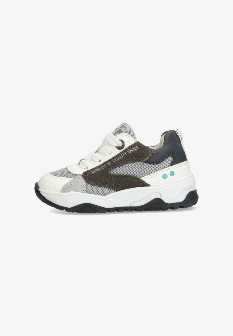 Sneakers met een combinatie van wit leer en grijs gaas, donkerbruin suede accenten en een gestructureerde zwarte zool. Geschoeid met witte veters.