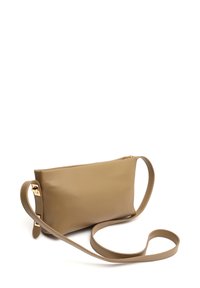 Borsa a tracolla in pelle marrone chiaro con forma rettangolare, chiusura con zip e tracolla lunga, con accessori in metallo color oro.