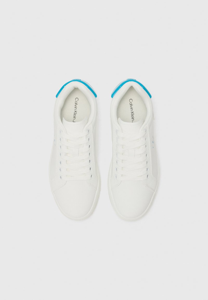 Białe sneakersy o gładkim wykończeniu, z niebieskimi akcentami na pięcie i tradycyjnym systemem sznurowania. Logo marki widoczne na języku.